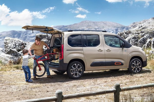 Феновете на пътнически "баничарки" и големи семейства, които днес не са доволни от някой модерен 7-местен кросоувър, с право ще оценят последното поколение Berlingo от Citroen. Благодарение на дръзкия стил на Citroen с ясни акценти, Berlingo сега изглежда още по-добре. По-просторен от преди, този изключително практичен семеен лекотоварен автомобил все още има всички характеристики, които му помогнаха да стане популярен. Berlingo се предлага и с отличен набор от технологии, които са доста необичайни в този сегмент.