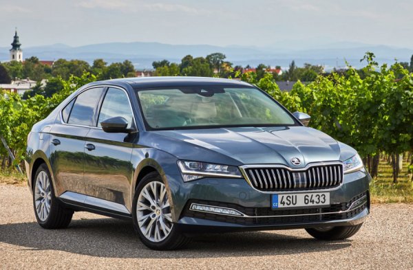 Не е лесно да накараш разтегнат автомобил от среден клас като Superb да изглежда стилен и с добри пропорции, но Skoda някак успява да направи и двете. Интериорът също е впечатляващо луксозен. Въпреки че значителният размер на Superb ще отблъсне някои шофьори, той всъщност е много удобен за маневриране. Ако твърдото окачване не е проблем, отличното качество на изработката и отличното съотношение цена/качество трябва да ви накарат най-малкото да разгледате Superb. Задна врата на багажника, просторни задни седалки и добре организирано табло са някои от другите причини, които правят тази Skoda добро предложение.