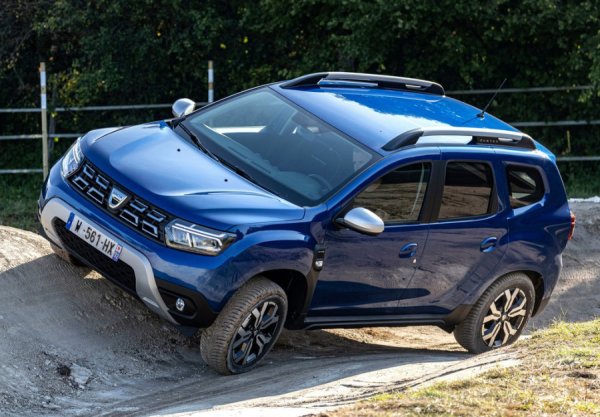 Dacia Duster формално е компактен кросоувър, но всъщност може спокойно да се нарече всъдеход - способността на Duster за преминаване през пресечена местност е една от най-силните черти на модела (става дума дсамо за 4х4 версиите). Това е страхотен бюджетен семеен автомобил, струващ колкото малък хечбек, но предлагащ практичен интериор, щедър списък с оборудване за моделите с по-висока спецификация и, както вече споменахме, някои впечатляващи офроуд способности, ако можете да го оцените. Отвътре арматурното табло е проектирано с вкус, но същевременно е просто и лесно за използване. Пространството на задните седалки е щедро, а 445-литровият багажник е добре оформен и лесен за достъп. 