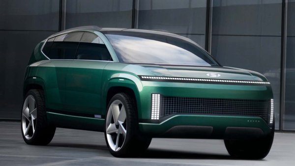 Концепцията Ioniq Seven, която Hyundai може да нарече Ioniq 9, когато достигне производство, ще служи като еквивалент на Kia EV9 на марката. Триредовият SUV ще използва същата платформа, като вероятно ще споделя конфигурацията на батерията и електрическия мотор. Hyundai посочва официално кога ще пристигне новия модел, но се очаква дебютът му да е до края на годината, а продажбите да стартират през следващото лято.
