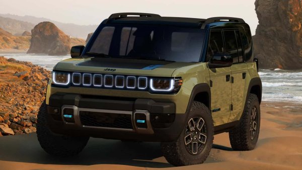 Jeep Recon ще бъде второто електрическо превозно средство на марката, което пристига тази година. Той има квадратен дизайн, напомнящ Wrangler, но не е заместител на популярния офроудър. Recon споделя платформата STLA Large с Wagoneer S и вероятно ще бъде също толкова мощен. Продажбите му ще стартират до края на годината.
