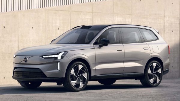 Големият електрически SUV на Volvo всъщност дебютира в края на 2022 г., но закъсненията изместиха старта на производството до средата на 2024 г. Той е изграден на платформата SPA2 на компанията, споделена с Polestar 3. Батерийният пакет от 111,0 кВт/ч захранва двойни електрически мотори, генериращи 510 к.с. за топ-версията, като пробегът с едно зареждане е 500 км.
