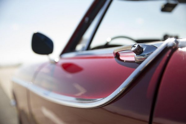 Volvo P1800 от 1966 г. Собственикът му Ърв Гордън гони пореден световен рекорд за пробег с един автомобил - 5 млн. километра