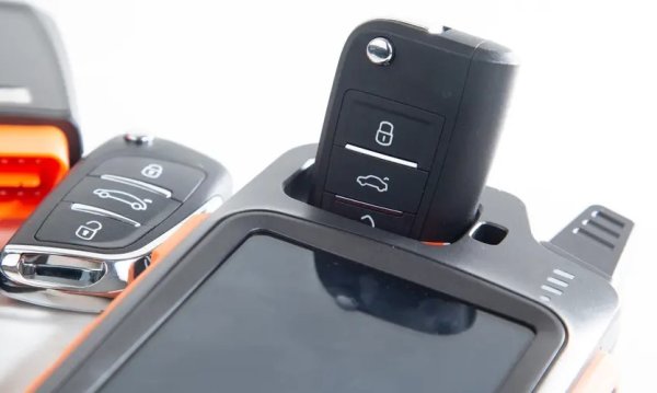 Ако сте закупили колата си втора употреба, може да не сте получили всички налични комплекти ключове, което прави автомобила уязвим за кражба. Препрограмирането на ключове &ndash; или директно чрез производителя на автомобила, или с автоключар, може да бъде солидна защита, точно както да смените ключалките на входната си врата у дома.
