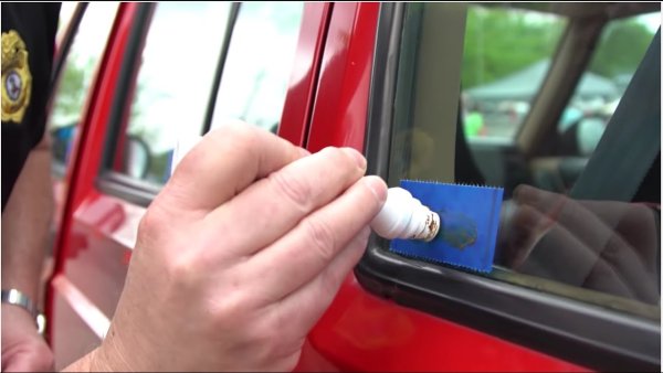 Друга &bdquo;вторична&ldquo; мярка за сигурност е &bdquo;гравирането&ldquo; (маркиране) на стъклата на автомобила с логото на Международния регистър за сигурност и уникален за автомобила код. Кодът се записва във файл с данни, използван от полицията, който може да бъде полезен, ако колата бъде набелязана от крадци.

Специалисти по безопасност твърдят, че колите с гравирани прозорци са с 45% по-малко вероятно да бъдат откраднати и с 50% по-вероятно да бъдат върнати, ако бъдат откраднати. Гравирането може да струва около 30 евро, а самият факт, че прозорецът е &bdquo;белязан&ldquo; често е достатъчен, за да възпре крадеца.
