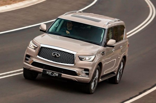 Всъдеходният флагман на японската марка, която се изтегли от Европа, беше обявен през миналата година, като основните промени са в салона. Добавена е поддръжка на Bluetooth стандарт 4.1, променени са софтуера и системата за гласово управление. На приборния панел е поставен 7-екран, а на централната конзола има два дисплея &ndash; 7- и 8-инчови. На горния излиза навигацията, а от долния се управляват климатика и музиката.