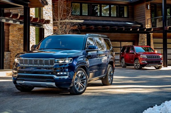 Най-луксозния Jeep дебютира през пролетта, като това е всъдеход на рамна конструкция, изграден на платформата на пикапа RAM 1500. Размерите са впечатляващи, като дължината е 5435 мм, широчината &ndash; 2123 мм, височината &ndash; 192 мм, а разстоянието между двете оси достига 3124 мм.

&bdquo;Обикновеният&ldquo; Wagoneer е оборудван с 5,7-литров атмосферен V8 двигател от легендарното семейство HEMI, развиващ 397 к.с. и 548 Нм въртящ момент. Скоростната кутия е само една &ndash; 8-степенен автомат, но може да се избира между различни видове задвижване. Базовият вариант е със задно, а като опция се предлагат 3 типа задвижване на четирите колела. Топ-версия е със система Quadra-Drive II, която разполага с раздатъчна кутия с две степени.