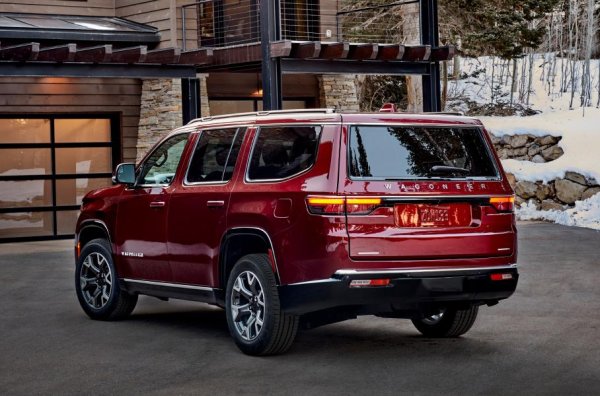 Стандартно всъдеходът се предлага с 10,3-инов цифров приборен панел и 10,1-инчов тъч-скрийн, а при по-високите нива на оборудване е добавен дисплей за управление на климатика. Той е с диагонал 10,3 инча. Има още аудиосистема McIntosh с мощност 950 вата и 18 колони.

Версията Grand не е удължена, както би си помислил някой. Тя има същите размери, но е много по-богато оборудвана. Под капака е поставен 6,4-литров V8 с 477 к.с. и 617 Нм, както системата Quadra-Drive II и пневматичното окачване с увеличен с 47 мм пътен просвет а част от базовия вариант на модела.