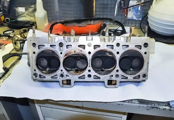 Това се случва, ако двигателят е работил дълго време на обогатена смес и при ниски температури. Горивната камера, клапаните, запалителните свещи са покрити с дебел слой въглеродни отлагания. Такива режими на работа могат да доведат до коксуване на буталните пръстени. В резултат на разходът на масло се увеличава, а свещите могат да се повредят и дори да изгорят клапаните, ако саждите им попречат да се затворят напълно.