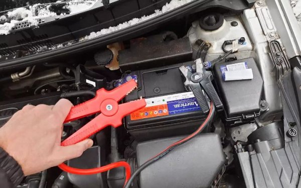 При кратки пътувания акумулаторът няма време да се зареди след стартиране на двигателя. Студената батерия трябва да се загрее, за да започне да приема заряд. Не бива да се забрява, че в автомобила има и много други консуматори на енергия - нагреватели, моторчета за парно и за чистачки, фарове и др. Акумулаторът се разрежда и заради слаб или не напълно работещ генератор.