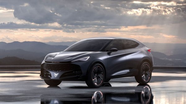 Наскоро отделилата се от Seat спортна марка на испанците ще ни покаже Tavascan - ефектен прототип на кросоувър с електрическо задвижване. Мощността му ще е 310 конски сили, времето от 0 до 100 км/ч - по-малко от 7 секунди, и освен това ще може да изминава над 450 км с едно зареждане. 
