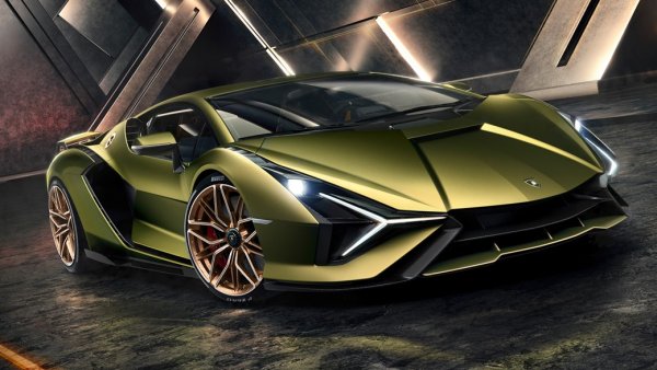 На щанда с разярения бик ще видим новия Sian - хибридна машина, базирана на Аventador и разполагаща с 850 коня максимална мощност. Ще бъдат произведени само 63 бройки, а голямата интрига е доколко колата ще прилича на смайващия концепт Тerzo Millenio, показан преди две години. 
