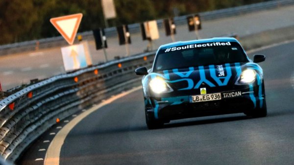 Напоследък го видяхме къде ли не, но именно във Франкфурт ще е официалният дебют на Таycan - първия чист електромобил на Porsche, насочен директно срещу върховите модели на Тesla. Двата електромотора, заимствани от болида от Льо Ман, дават над 600 коня мощност. 
