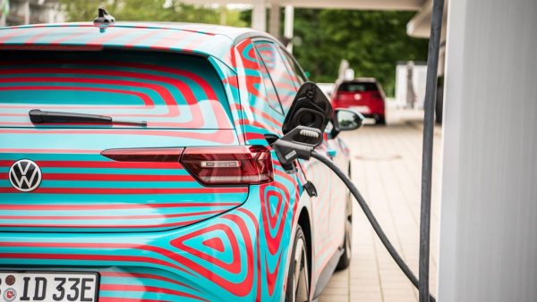 Германците ще ни демонстрират кабриолет на базата на компактния Т-Roc, но без съмнение най-важната им премиера ще е на ID.3 - първия модел от изцяло новата им електрическа гама и потенциалния заместник на Golf. Базовата кола обещава 205 коня максимална мощност и 420 километра пробег с едно зареждане. 
