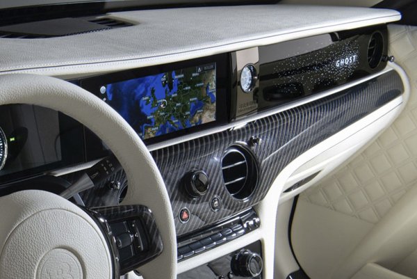 Тази опция несъмнено изглежда статусно и е приятна на допир. Но такава красота е много краткотрайна в нашите реалности. Пряката слънчева светлина и лятната жега бързо изсушават както материала, така и лепилото отдолу. В резултат на това скъпият панел става на вълни, покрива се с мехурчета и започва да се отлепва, особено на уязвими места като въздуховоди. Ремонтът или подмяната на такъв елемент струва сериоозна сума.