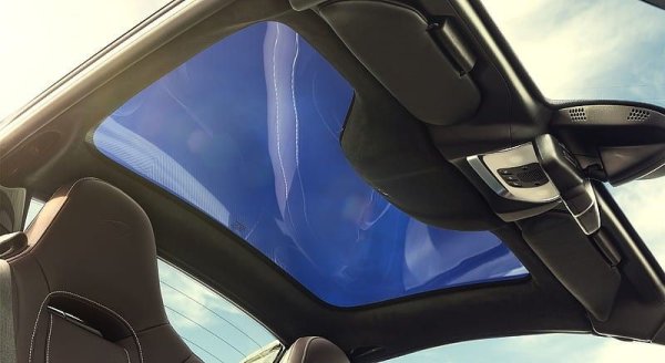 Стъкленият панорамен покрив дава усещане за простор и светлина в кабината. Но в случая монетата има и обратна страна. Основният риск са течове. Покривната конструкция е тава с дренажни канали за оттичане на вода. С течение на времето тези канали се запушват с мръсотия и листа и водата започва да тече директно в кабината. Мокър под, миризма на влага, корозия и повреда на електронните блокове - това е цената за изглед към небето. Освен това стъклото абсорбира шума от улицата по-лошо от метала.