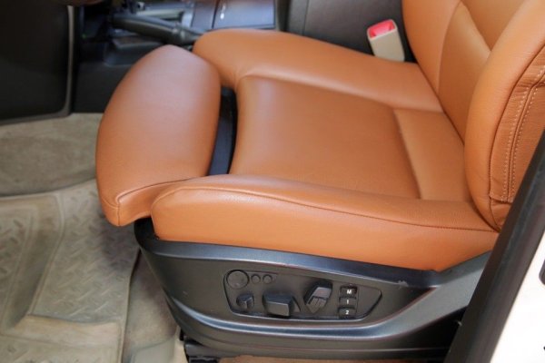 Вграденият масаж в седалките е друга опция, която впечатлява при покупка и почти не се използва в ежедневието. След като си поиграе с режимите през първите няколко седмици, собственикът обикновено забравя за съществуването на тази функция. В същото време конструкцията на седалката е значително усложнена заради пневматичните камери и електромотори. Колкото по-сложен е механизмът, толкова по-голяма е вероятността от повредата му, а ремонтът на седалката не е евтин.