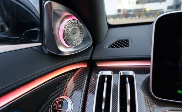 Първокласните аудио системи с две дузини високоговорители са мечтата на любителите на музиката. Но струва ли си да плащате за него в кола? В движение кабината е изпълнена с шумове от пътя, вятъра и двигателя. Тези фонови звуци отричат всички предимства на ултра детайлния звук. Качеството на звука зависи повече от компетентната конфигурация на системата, а не от броя на високоговорителите. И в случай на повреда на марков усилвател или главно устройство, сметката за ремонт може да бъде неприятна изненада.