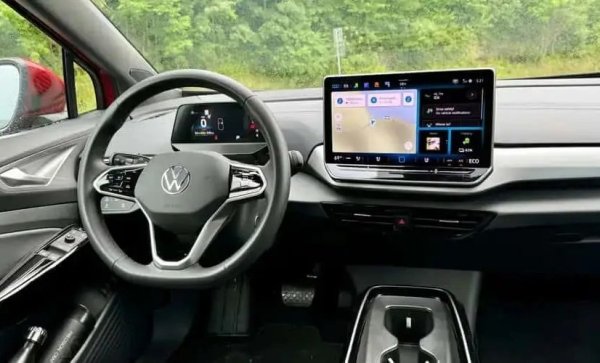 И накрая, тъчпади и плъзгачи вместо физически бутони. Модният минимализъм в интериора се превръща в проблеми с ергономичността и безопасността. За да промени температурата на климатроника или силата на звука на музиката, водачът трябва да откъсне очи от пътя, като насочи пръста си към желаната икона на екрана. Такива панели бързо се покриват с отпечатъци и драскотини, а подмяната на напукан сензорен блок е сравнима по цена с незначителен ремонт на двигателя.