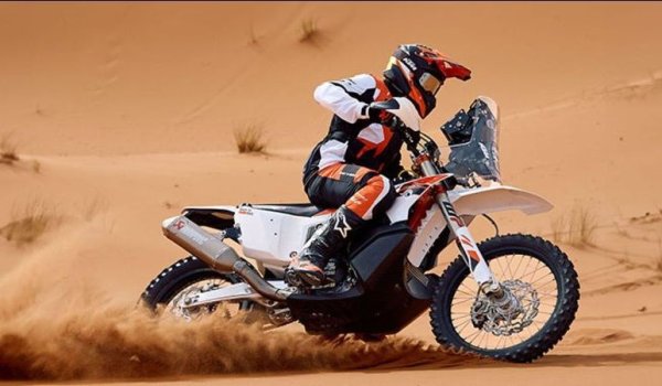 Популярността на Дакар нарасна толкова, че през 80-те някогашното състезание за ентусиасти и аматьори започна да привлича заводски отбори с милионни бюджети - от Porsche през 1984, та чак до Dacia днес. 
Легендарните победи на Pajero от миналото биха ви подвели да си мислите, че японската марка е най-титулуваната в рали Дакар. Но всъщност не е тя. Не е дори Камаз, дългогодишният несменяем победител при камионите. Най-успешната марка в историята на Дакар е австрийският производител на мотоциклети КТМ, спечелил 18 титли... подред. И това - срещу мощта на гигантите Honda, BMW и Yamaha. KTM има общо 20 победи в състезанието. При автомобилите Mitsubishi има 12, пред Peugeot - 7, и MINI - 6. Камаз води при камионите с 19 победи. 
