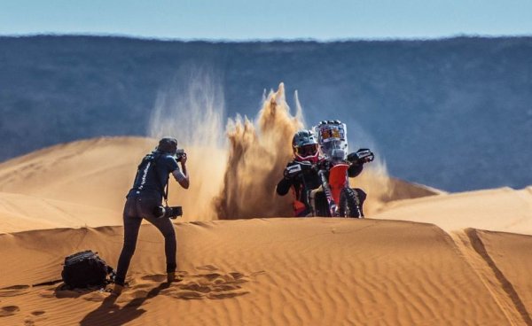 Участват 812 състезатели от 69 държави, разпределени в общо 433 състезателни машини - мотоциклети, автомобили, камиони, ATV и бъгита. Сред състезателите няма българи, но има българско присъствие в лицето на Actiongraphers - Яна Станчева и Антон Анестиев, двама от водещите фотографи в областта на офроуд моторните спортове, и носители на награди от World Sports Photography Awards и National Geоgraphic. 
СНИМКА: Actiongraphers
