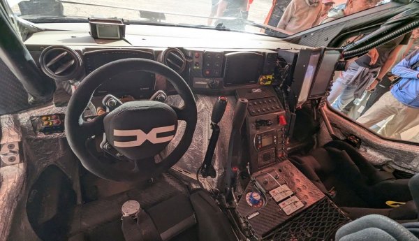 В някои етапи пилотите и навигаторите прекарват в автомобилите повече от 12 часа. Това налага да са добре обезпечени с напитки и с примитивна храна (в последните години - специфични желеподобни капсули, за да се избегне задавяне при нечовешкото друсане). И, разбира се, твърде често няма възможност да се спира за задоволяване на други телесни нужди. Затова екипажите носят специални торбички за урина в състезателните си екипи. 
