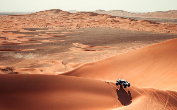Няма очертано трасе. Всеки трябва сам да намери най-безопасния път през препятствията: остри камъни, които превръщат гумите в парцал за секунди, дълбоки пясъци, в които и 37-цоловите колела затъват; растителност, която се отличава с най-злобните бодли на планетата. Само частица от секундата невнимание може да е фатална. Както и една-единствена грешка в навигацията. Болидите имат GPS, но не и навигационна карта. Единственият начин да се ориентират е по пътната книга, която се раздава пет минути преди старта. Така че ролята на навигатора е също толкова важна, колкото и тази на пилота. Освен при мотоциклетистите, естествено, където един и същи човек трябва да кара със 150 км в час и да следи картата. 

