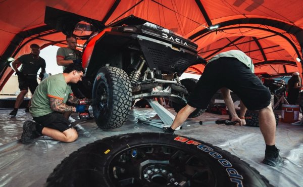 Една от спецификите на Дакар е, че правилникът все още се стреми да устоява на модерните технологии. Отборът няма никаква връзка с автомобилите - нито телеметрия, нито дори радио. Щом веднъж стартират, пилотите разчитат само на себе си. Това принуждава инженерите на по-големите отбори да се усъвършенстват в така наречената превантивна поддръжка - да предвиждат възможните проблеми, преди да са се случили. 
