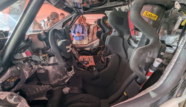 Самите състезателни машини нямат много общо с обикновените автомобили, чиито имена носят. Създаването на една кола за Дакар може да струва и над 1 милион евро. Болидът на Dacia например, наречен Sandrider, е с тръбна конструкция, покрита с панели от въглероден композит. Резервоарът е 520 литра, гумите - 37 цола. Окачването има 35 сантиметра ход. В скоростната кутия и диференциалите няма никаква електроника - тя не би издържала срещу пясъците. Специална система, подобна на вакуумните прахосмукачки, предпазва двигателя от попадането на прах или вода. Самият двигател е трилитров V6 с туин турбо и 360 конски сили, взет от Nissan Nismo. Колата се произвежда от Prodrive в Англия.
