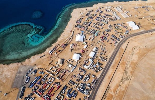 Самият бивак на Дакар е един малък град с 4000 жители, който си има всичко: магазини, ресторант - в който обаче не ви се полага допълнително, сцена за концерти, волейболно и футболно игрище, тоалетни и бани с топла вода. Е, удобствата са умерени: само шепата най-големи звезди си имат собствени кемпери, докато мнозинството пилоти, механици и журналистите спят в обикновени палатки в пясъка или, при по-големите късметлии, на покрива на камиона. 
Бивакът си има дори собствено правителство, под формата на административния отдел на организаторите. Единствената разлика с град е, че всичко това след няколко дни трябва да се премести на друго място - и то в рамките на една нощ. 
