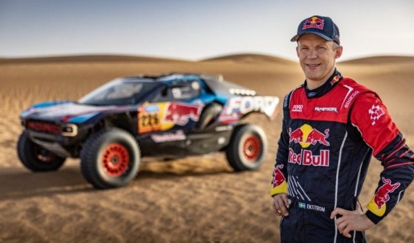 Екстрьом стигна върховете в моторния спорт първо в германския туристически шампионат (DTM), но после смени жанра и днес е от най-добрите специалисти по рали рейд. Амбициран е да подобри третото си място от миналата година. 
