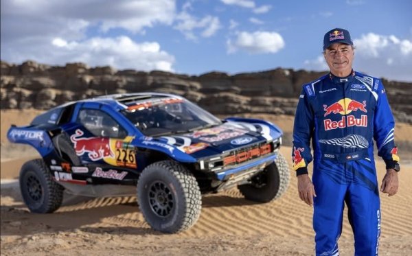 Легендарният шампион от WRC успешно се преквалифицира към Дакар и това ще му е 19-о участие - с четири победи до момента. Сайнц е и най-възрастният пилот, печелил състезанието - на 63 години през 2024. 
