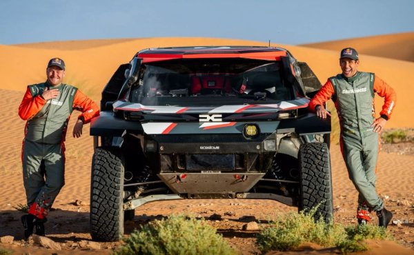 Последното попълнение в тима на Dacia, след като в последния старт от миналия сезон отмъкна световната титла по рали рейд под носа на Насър Ал-Атия. Бразилецът вече има едно трето място в Дакар, но сега иска повече. 
