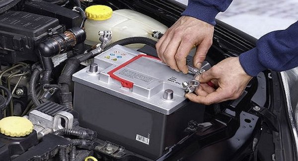 Ако акумулаторът е нов, вероятно ще изкара зимата без проблеми. Ако е по-стар обаче и не е напълно зареден, нищо чудно, когато температурите паднат значително, той да откаже да завърги стартера. Затова и експерти припомнят най-простия начин за оценка на състоянието на акумулатора - измерете напрежението на клемите му няколко часа след като двигателят е спрял. То трябва да е 12,5-12,6 V. 