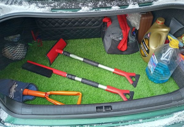 С пристигането на първите слани в багажника трябва да се появят стъргалка за лед и уред за почистване на снега. Дори да живеете в голям град, лопата също не е излишна. Експерти съветват в багажника да има едно старо зимно яке, което може да бъде много полезно, ако колата аварира извън града. Не бива да се забравя и зарядно за смартфон, защото в студеното време батерията се разрежда много по-бързо.