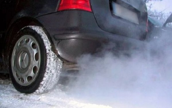 Дори ако температурата е над нулата, основните агрегати на автомобила трябва да се загреят. След стартиране е достатъчно двигателят да работи на празен ход за няколко минути. Скоростната кутия (автоматичната) обаче не може да загрее през това време. Затова трябва да се потегля плавно и да не натоварва трансмисията през първите километри на движение. Експертите препоръчват максимална скорост от 40 км/ч и максимум 1500 об/мин.