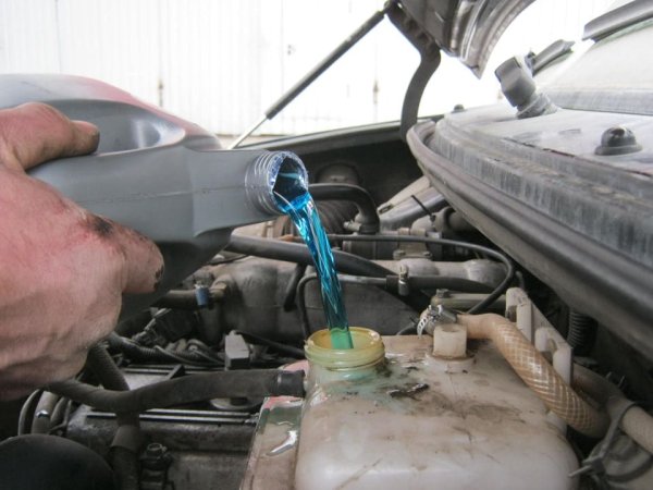 Ако смяната на маслото не зависи от сезонността, а се извършва в съответствие с разпоредбите, тогава състоянието на охлаждащата течност трябва да се провери преди настъпването на студеното време. Сервизите разполагат с уред (хидрометър), който измерва плътността на антифриза. Освен това трябва да проверите изправността на основните елементи на охладителната система - радиатори, помпа, термостат. В топлия сезон може да не забележите, че клапанът на термостата на охладителната система на двигателя не се затваря плътно. Такава неизправност ще доведе до това, че през зимата двигателят няма да се загрее напълно. Следователно отоплителната система ще спре да действа, а това е пагубно за задвижващия агрегат.