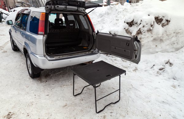 Ако това ви се струва твърде аристократично, какво ще кажете за прагматизма на Honda CR-V от първо поколение? Под пода на багажника инженерите бяха скрили истинска сгъваема масичка за пикник &ndash; перфектният аксесоар за приключения сред природата, който днес липсва на мнозина.