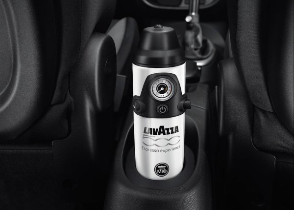 Не можем да пропуснем и Fiat 500L, който в един момент предлагаше вградена еспресо машина на борда. Защото какво е един италиански автомобил, ако не може да ви сервира перфектно еспресо в задръстването на път за работа? 