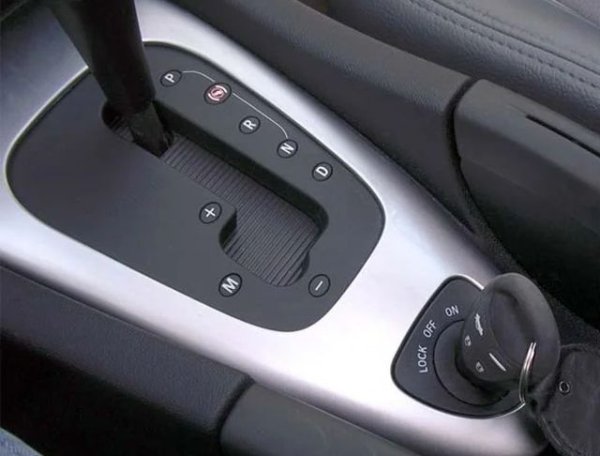 Шведите от Saab пък винаги са обичали да правят нещата по своя &bdquo;самолетен&ldquo; начин. Тяхното решение да поставят контактния ключ не на кормилната колона, а между предните седалки до ръчната спирачка, първоначално вбесяваше новите собственици, но впоследствие се превърна в култов символ на марката. 