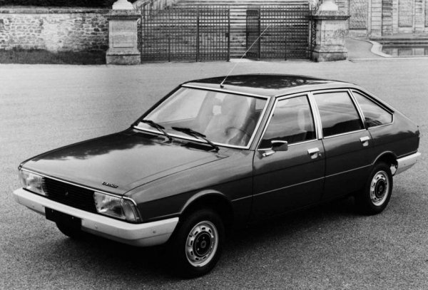 Автомобилите са леки (дължина 4.25 метра и тегло само 1 050 кг в основната конфигурация). Багажното отделение е с обем от 306 литра, а след сгъване на задната седалка може да се разчита на 1 250 литра. Най-наточеният вариант  GT разполага с радио, оборотомер, предни електрически стъкла, тонирани стъкла, чистачки на фаровете с халогенни крушки, отопляемо задно стъкло и доста по-дребни екстри.
