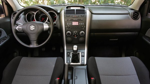 Специално внимание изискват уплътненията, които предотвратяват изтичане на масло от редуктора към кардана. Те поддържат херметичност при високи обороти и загубата на плътност при тях води до понижаване на нивото на маслото, така че редовният преглед избягва сериозни ремонти.