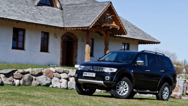 Основни проблеми: задвижващ механизъм на предната ос, сензори на раздатъчната кутия, шарнири на кардана.

Среден пробег до сериозен ремонт: 100 000 км

Трансмисията Super Select II остава една от най-напредналите сред монтираните на рамни SUV автомобили. Въпреки това, тя изисква редовно използване на всички режими. При дългосрочна работа само на задното задвижване, вакуумният задвижващ механизъм, свързващ предния мост, започва да се разваля с 80 000-120 000 км. В резултат на това автомобилът или не свързва предния мост, или отказва да го откачи след офроуд, особено когато работи в студено време.
