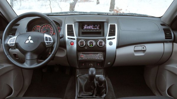 Карданните валове обикновено са надеждни, но след 120 000-150 000 км може да се наложи подмяна на карданни шарнири и на шлицеви съединения. Когато се появи луфт, възниква вибрация, която увеличава натоварването върху лагерите на раздатъчната кутия и редукторите. Навременната поддръжка на тези компоненти ви позволява да избегнете преждевременно износване и да удължите експлоатационния живот на трансмисията.