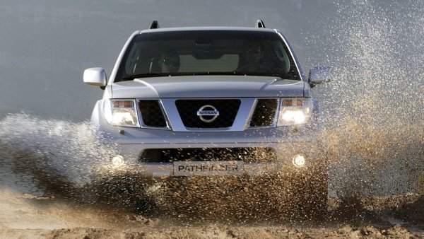 Основни проблеми: корозия, заден редуктор, маслени уплътнения.

Среден пробег до сериозен ремонт: 120 000 км

Конструкцията на трансмисията на Nissan е като цяло прост - раздатъчна кутия, здраво свързана със скоростната кутия, разпределя въртящия момент към двата моста чрез карданни валове. Задният мост изисква най-голямо внимание по време на работа &ndash; при продължително теглене на тежки това той става чувствителен към състоянието на маслото. 

Уплътненията започват да текат с течение на времето, така че редовните проверки за течове и нива на маслото трябва да бъдат задължителна част от поддръжката. Предният мост, макар и под по-малко натоварване, също изисква периодична проверка и навременна смяна на смазочни материали. 
