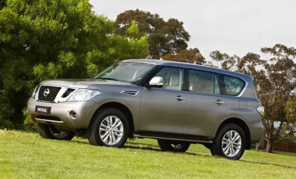 Основни проблеми: муфа, верига на раздатъчната кутия, контакти, окабеляване
Среден пробег до сериозен ремонт: 140 000 км

Преминаването към електронно управляван съединител вместо твърдо блокиране направи Patrol по-комфортен на асфалт, но по-мек при офроуд. Съединителят плавно свързва предната ос, но при сериозни натоварвания в дълбок сняг, пясък или мека земя е склонен към прегряване. При такива условия електрониката често временно изключва задвижването на всички колела, за да предпази устройствата от повреда. 
