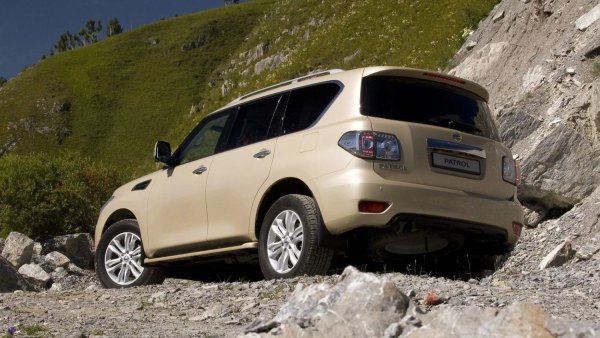 Мощният V8 и значителното тегло на SUV-то създават постоянно голямо натоварване върху трансмисията. В нормална експлоатация системата демонстрира приемлив ресурс, но продължителното приплъзване при тежки условия бързо повишава температурата на маслото в раздатъчната кутия, което ускорява износването на съединителите.

С агресивен стил на шофиране или редовно теглене на тежки ремаркета до 180 000-200 000 км е възможно да се разтегне веригата на раздатъчната кутия. Това се проявява чрез отчетливи удари в началото и амортисьори при сериозно натоварване.
