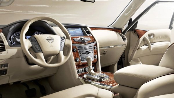 Грешките в режимите на 4WD най-често се свързват с окисление на контактите на сензора или повреда на окабеляването под корпуса, а не със софтуерни повреди. Редовната проверка на електриката и контролът на нивото на маслото в раздатъчната кутия ви позволява да избегнете повечето проблеми и да максимизирате живота на трансмисията.