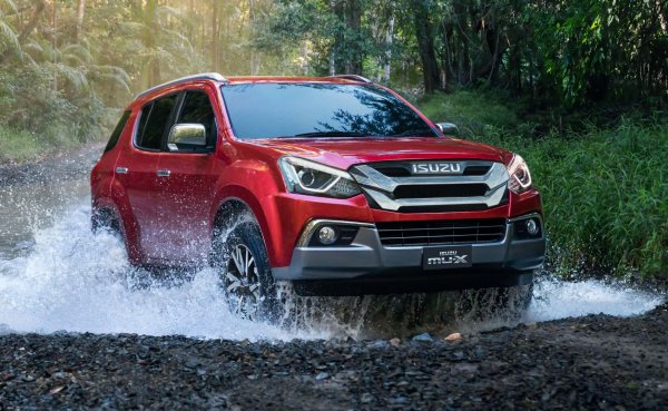 Основен проблем: електричество.

Среден пробег до сериозен ремонт: 150 000 км

Частичната система за задвижване на всички колела на пикапа D-Max има прост дизайн, но е чувствителна към работните условия. Електрическото задвижване за смяна на режимите е разположено на раздатъчната кутия и може да се повреди обикновено до 100 000 -130 000 км. 

След редовни пътувания в кал, вода или при висока влажност, водата влиза вътре, затова механизмът започва да работи по-бавно или спира да се върти при смяна на предавките надолу.
