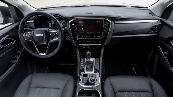 Предната ос може да си напомни за себе си при екземпляри, където задвижването на всички колела рядко се използва. Смазването на лагерите на иглените колела губи свойства с времето, обикновено с 120 000-150 000 км, което причинява бръмчене или вибрации при свързване на предната ос.